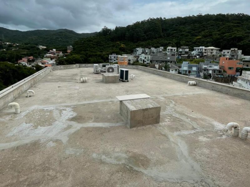 Laje de cobertura limpa e regularizada, com superfície uniforme, pronta para receber o sistema impermeabilizante