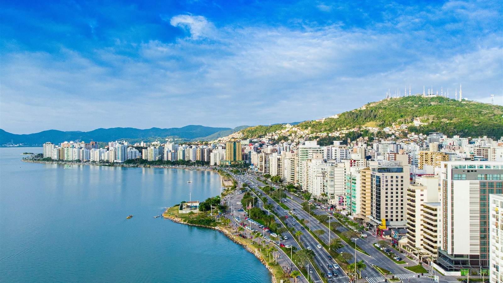 Vista aérea de Florianópolis, região atendida pela HG Engenharia em laudos técnicos prediais