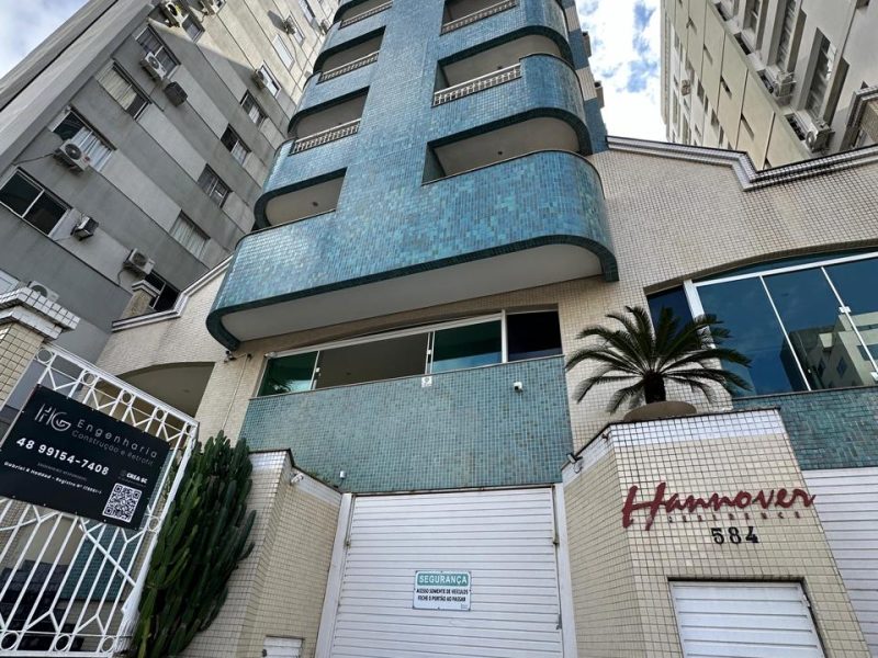 Fachada de edifício residencial após recuperação estrutural e pintura predial em Florianópolis - SC