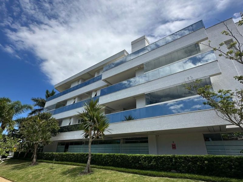 Fachada de edifício residencial revitalizada após serviço de reforma predial concluído em Florianópolis - SC