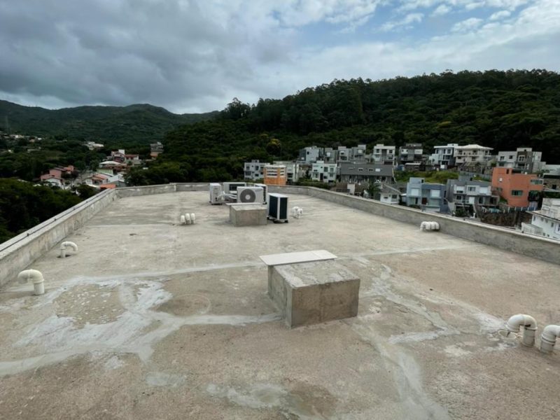 Laje de cobertura limpa e preparada após impermeabilização de terraço de edifício em Florianópolis - SC