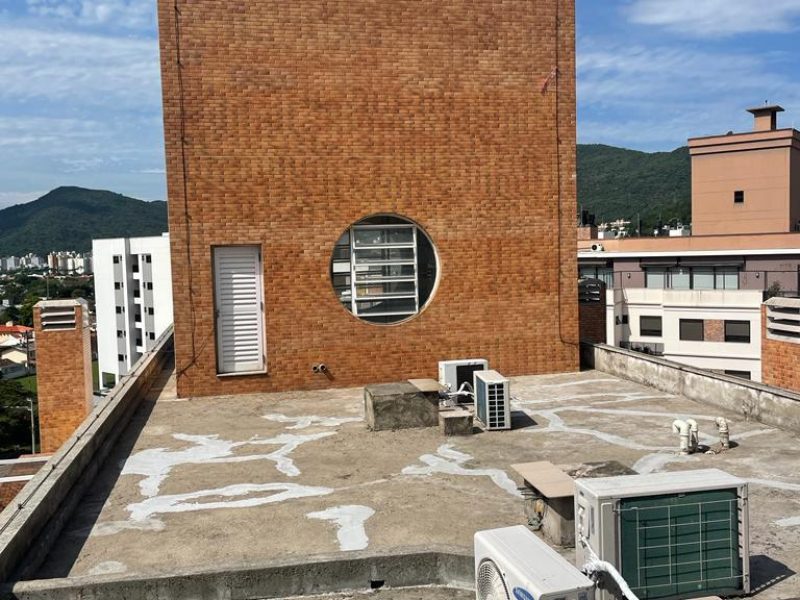 Aplicação de impermeabilizante em laje de cobertura de edifício em Florianópolis - SC