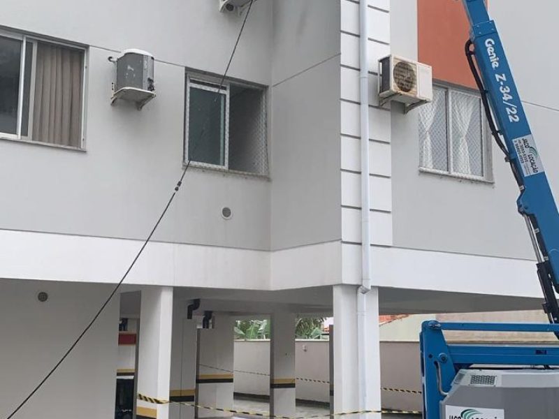 Pintura de fachada de edifício com plataforma elevatória articulada em Florianópolis - SC
